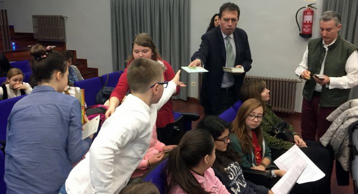 Reparto de los textos para su lectura./Jta.