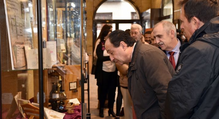 López observa un expositor junto al director del centro y el director de Educación./Jta