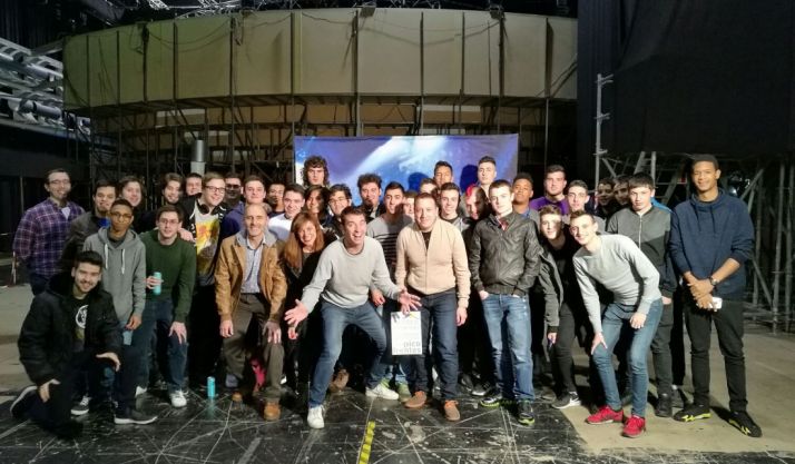 Los alumnos, con Valls (ctro.).