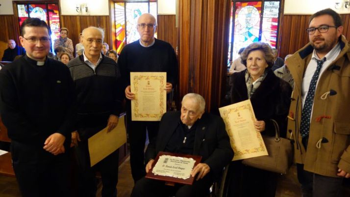 El sacerdote centenario, en el centro./DOS