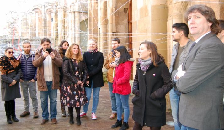 El alcalde (dcha.) con los jóvenes./Ayto.