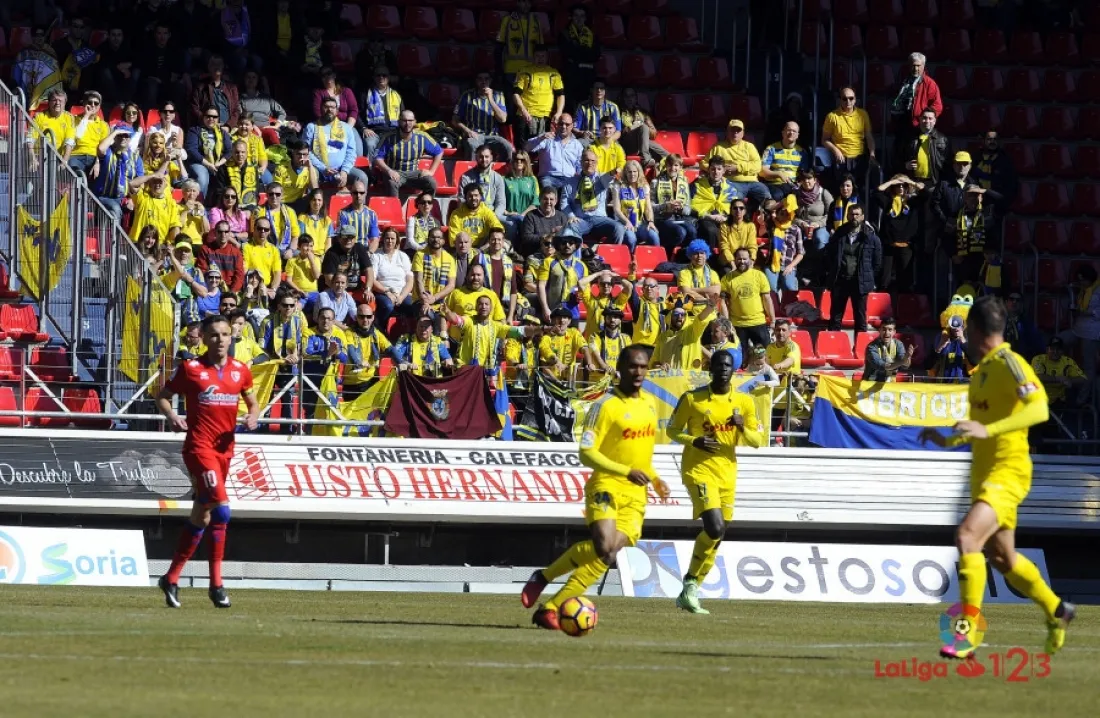 La afición del Cádiz en las gradas de Los Pajaritos. LFP
