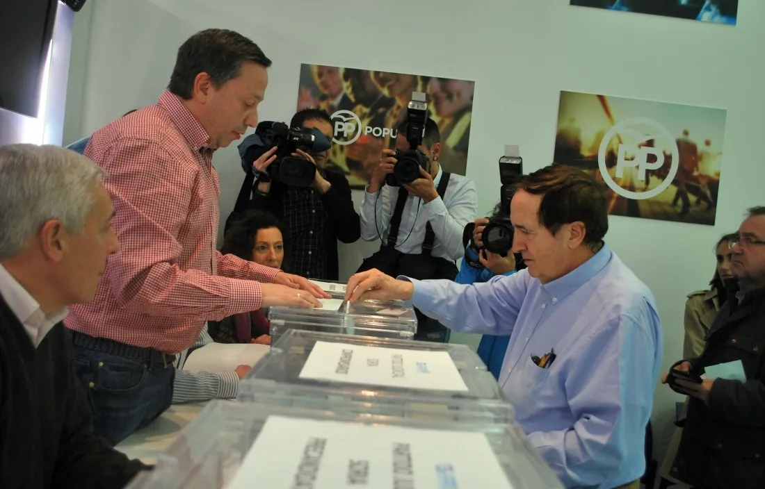 Juan José Lucas emitiendo su voto./SN