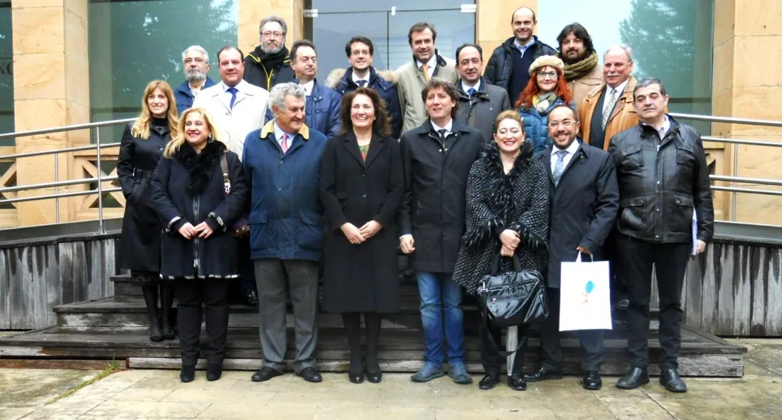 La consejera, en el centro, con autoridades y agrupaciones implicadas en Numancia 2017. /SN