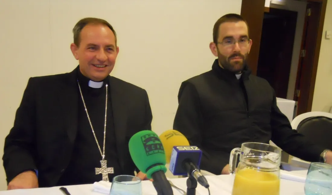 Mons. Abilio junto al Padre Rubén en el acto de esta mañana.