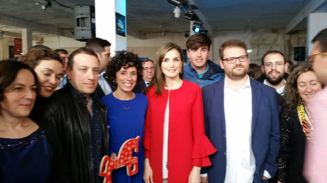 Doña Letizia, con profesores y alumnos./PF