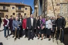 Urbano y Melania con las mujeres de Narros en su 60 aniversario. /Cedidas.