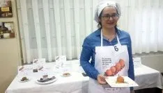 Natalia Borobio muestra su croqueta de ‘Gamba y ajillo’. /SN