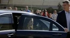 La Reina, en el coche oficial a su llegada a El Hueco. /PL
