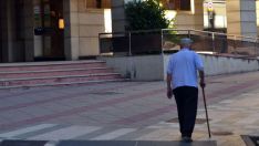 Una persona mayor pasea por Soria./SN