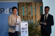 Miriam Reyes tras recibir el premio, junto a Àngel Llàcer. /Patricia Lapresta