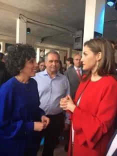 Doña Letizia, con profesores y alumnos./PF