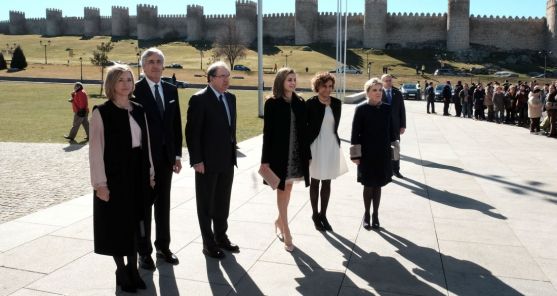 La Reina (ctro.) con el presidente de la Junta este miércoles en Ávila. /Jta.