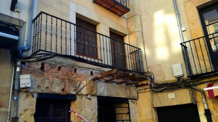 El balcón desplomado en una imagen de esta mañana. /SN