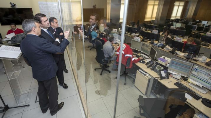 El consejero de Fomento en el centro del 112 en CyL. /Jta.