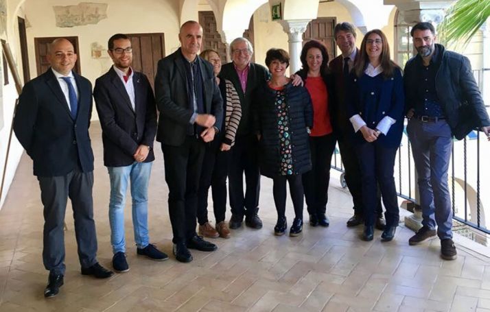 Bárez (ctro.) en el encuentro. /Ayto.