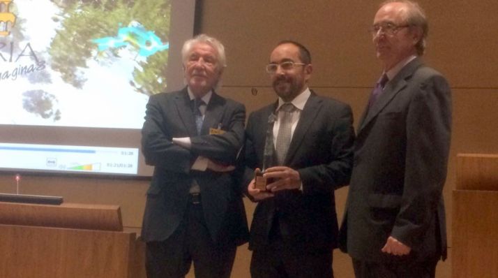 Rey (ctro.) con el premio. /Dip.