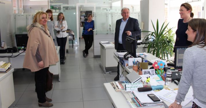 La subdelegada (izda.) en la sede del SEPE.