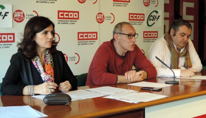 Raquel Fernández (CSIF), Carlos J. López (CC OO) y Tomás Pérez (UGT).  