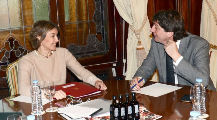 La ministra y el alcalde este lunes en la sede del Departamento./MAPAMA