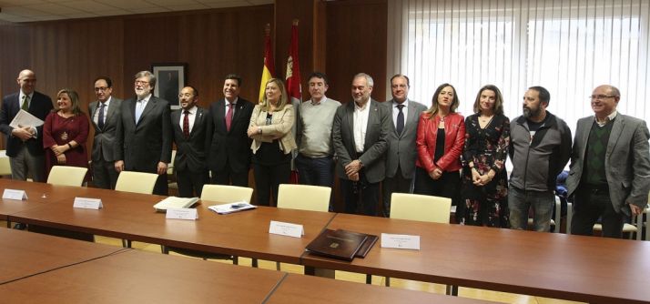 Representantes de las administraciones de la patronal y los sindicatos en la firma del Plan de Dinamización. /SN