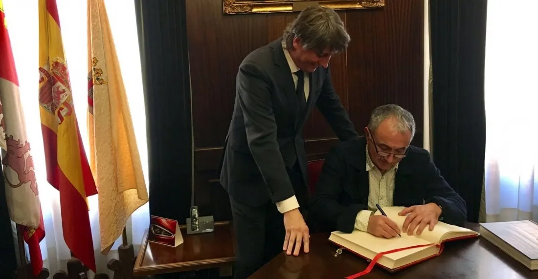El dirigente sindical firmando junto al alcalde