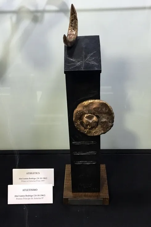 La estatuilla del premio diseñada por Miró.