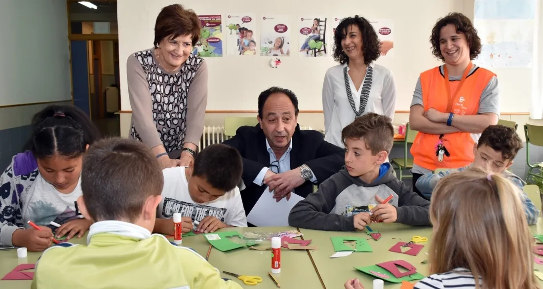 El delegado territorial con algunos de los niños./Jta.