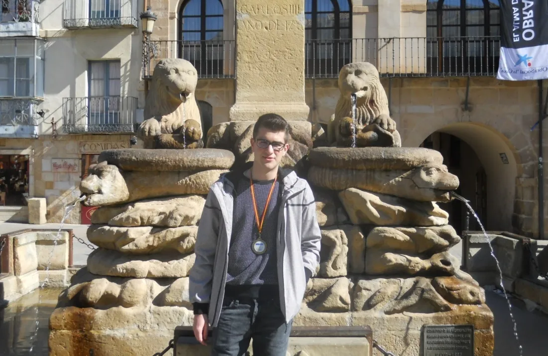 Rodrigo Ortega Izquierdo con su medalla en la plaza Mayor. SN