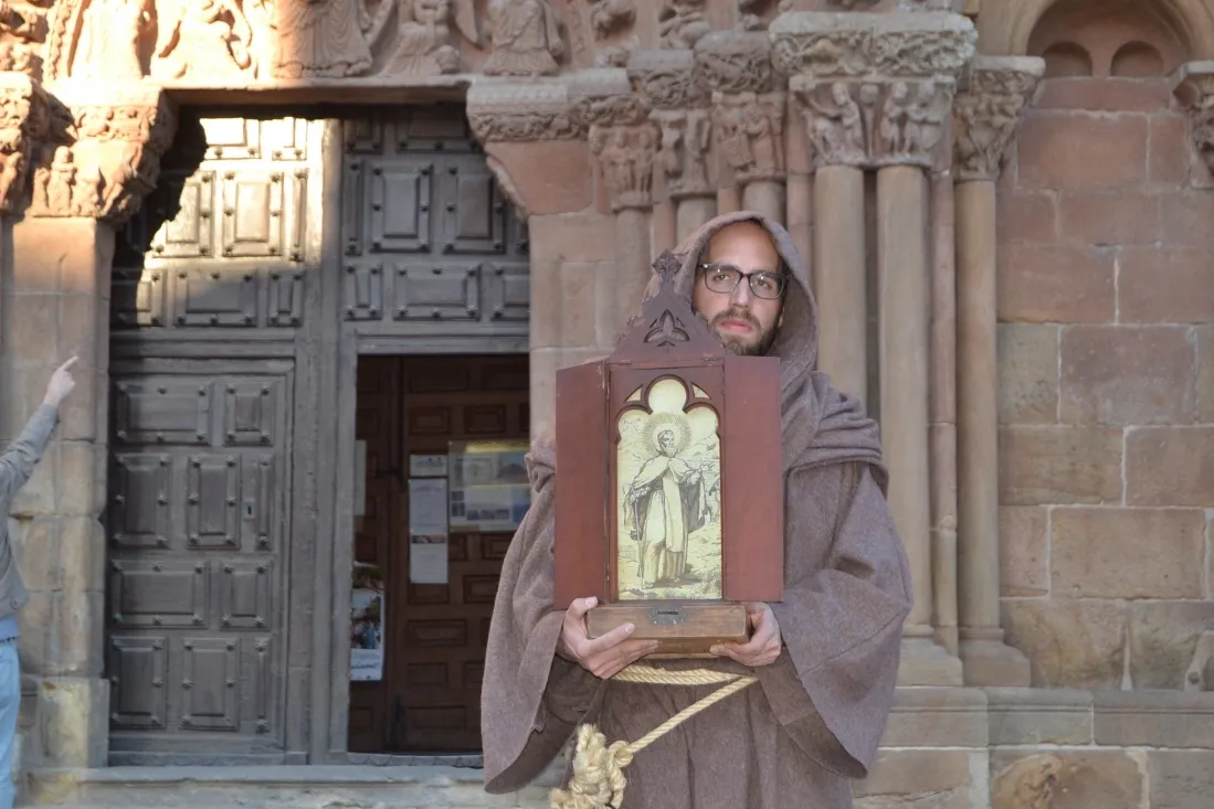 Parada de 'La Saturiada' ante la iglesia Santo Domingo. /SN