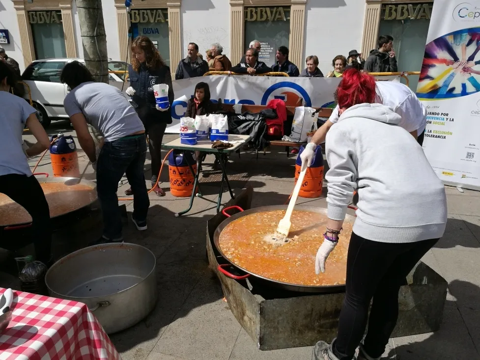 Paella solidaria en la Plaza Herradores/ SN