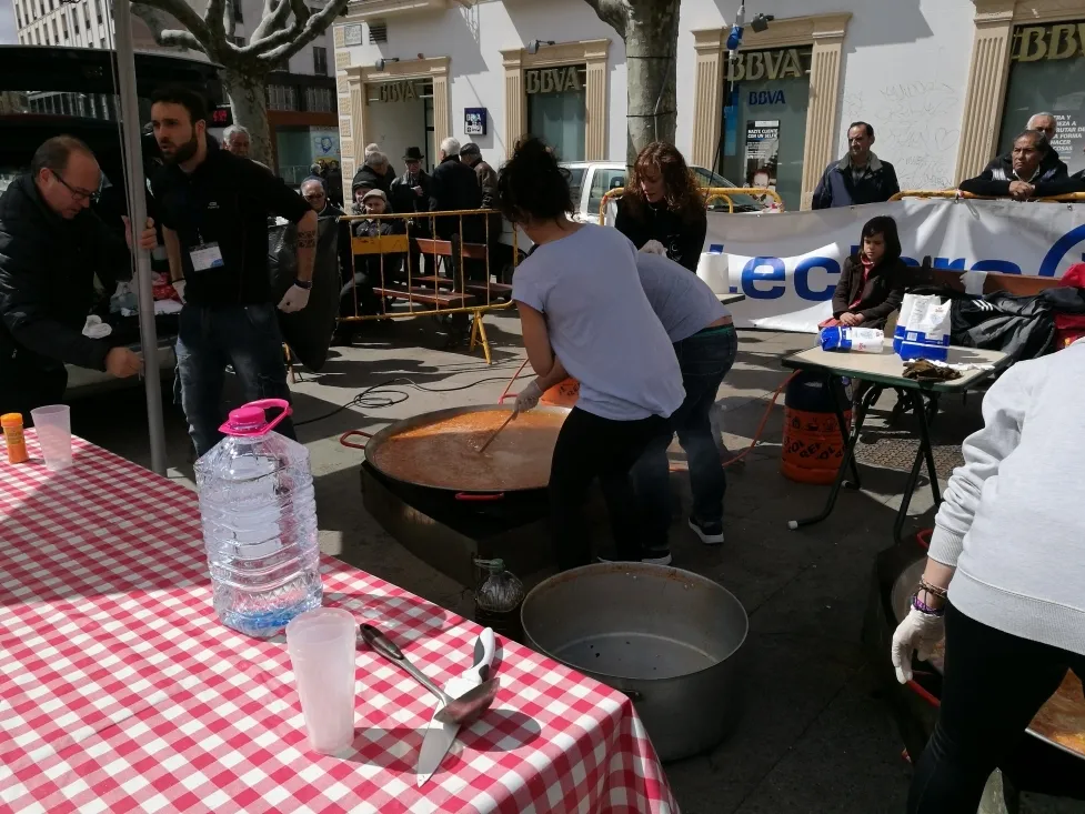 Paella solidaria en la Plaza Herradores/ SN