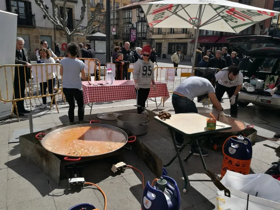 Paella solidaria en la Plaza Herradores/ SN