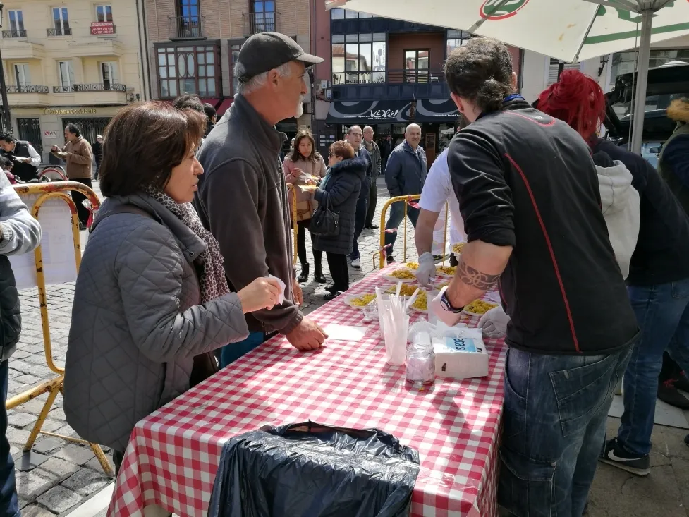 Paella solidaria en la Plaza Herradores/ SN