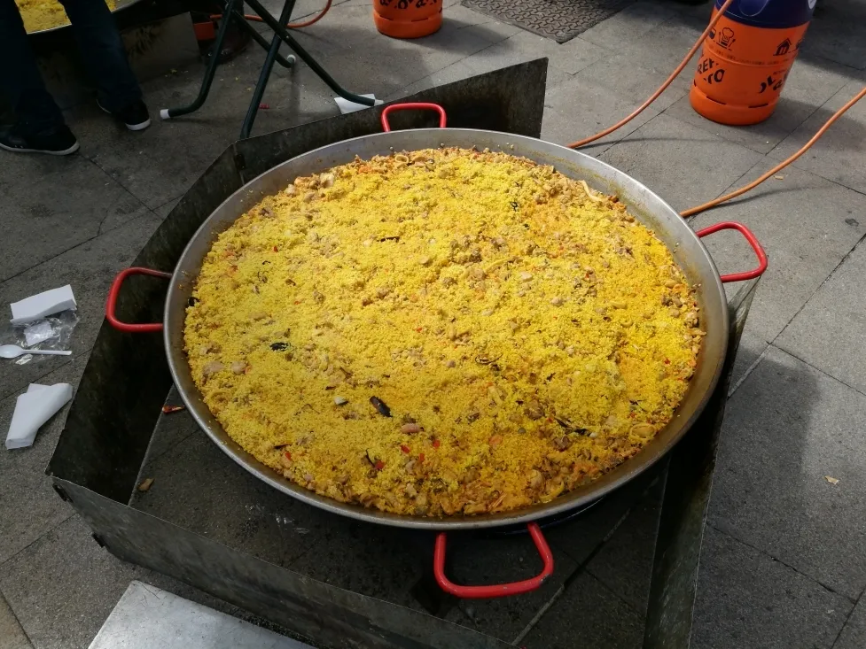 Paella solidaria en la Plaza Herradores/ SN