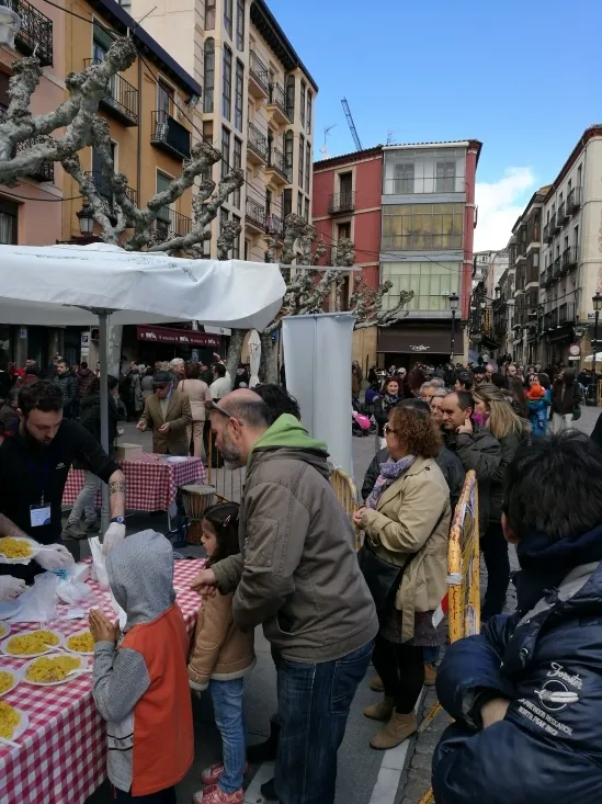 Paella solidaria en la Plaza Herradores/ SN