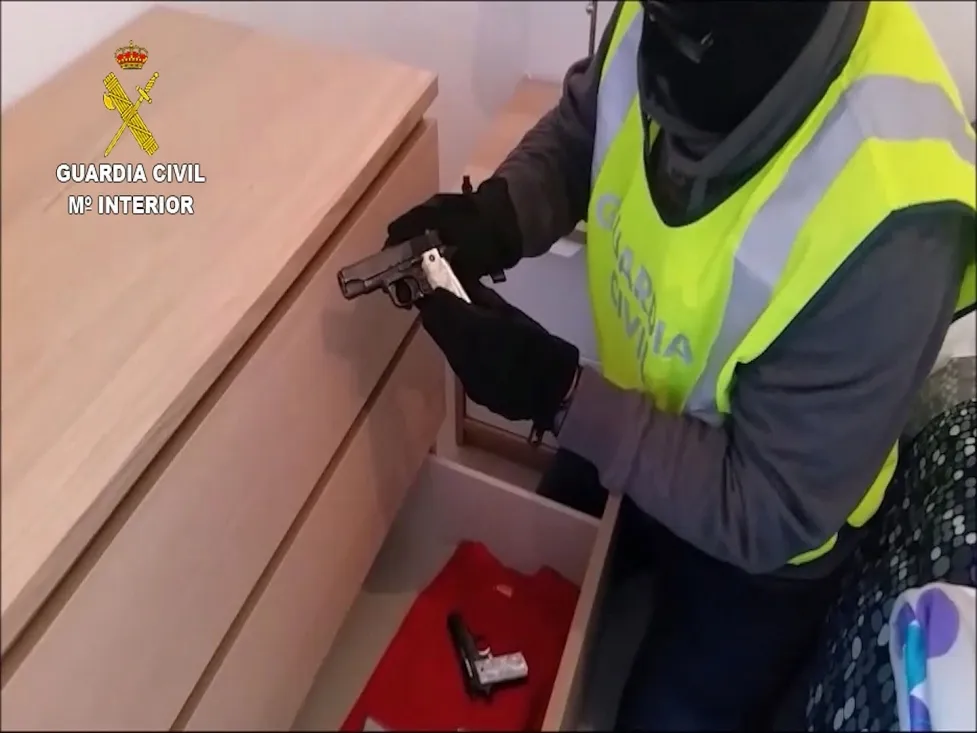 Un agente con una de las armas requisadas./GC