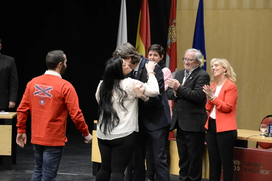 Autoridades saludan a los nuevos jurados. /Patricia Lapresta