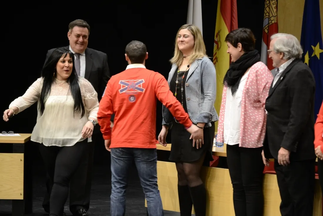 Autoridades saludan a los nuevos jurados. /Patricia Lapresta