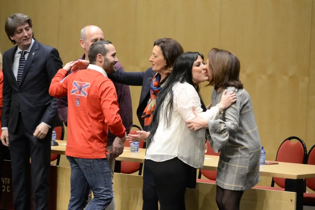 Autoridades saludan a los nuevos jurados. /Patricia Lapresta