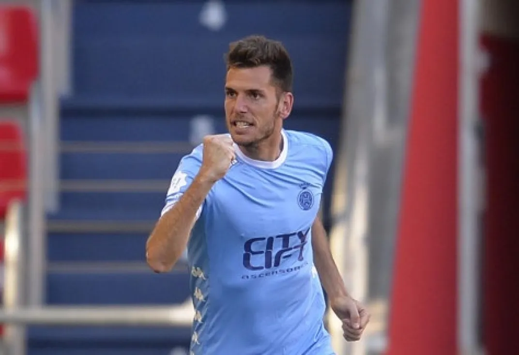 Alcalá celebra el gol. Liga123