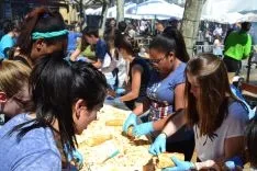 Operacion Bocata 2017 en la plaza de Herradores. /SN