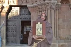 Parada de 'La Saturiada' ante la iglesia Santo Domingo. /SN