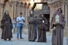 Parada de 'La Saturiada' ante la iglesia Santo Domingo. /SN