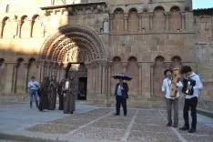 Parada de 'La Saturiada' ante la iglesia Santo Domingo. /SN