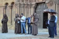 Parada de 'La Saturiada' ante la iglesia Santo Domingo. /SN