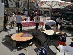 Paella solidaria en la Plaza Herradores/ SN