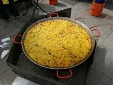 Paella solidaria en la Plaza Herradores/ SN
