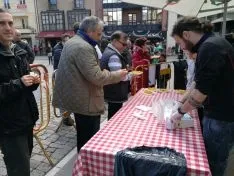 Paella solidaria en la Plaza Herradores/ SN