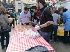 Paella solidaria en la Plaza Herradores/ SN